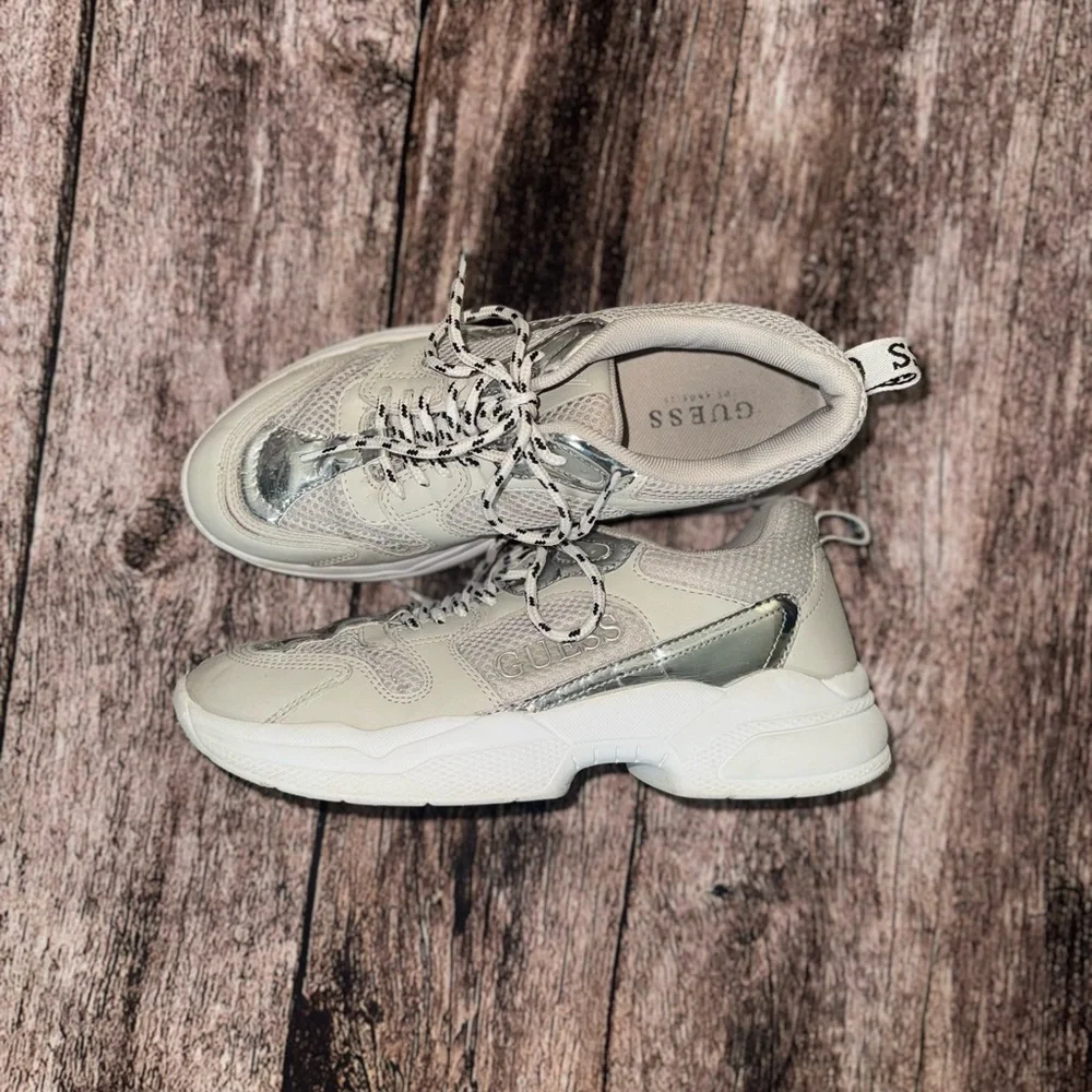 Guess walking shoes 👟